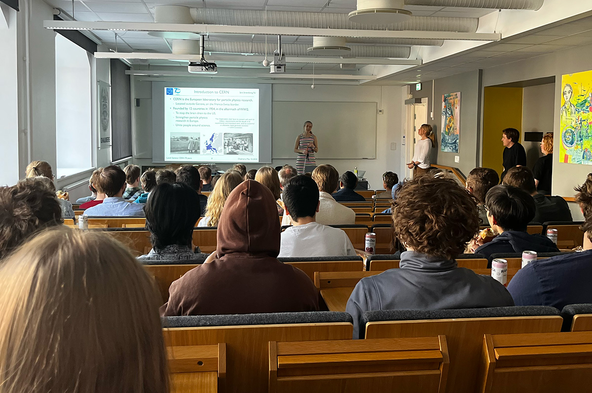 Sara Strandberg (SU) berättade om CERN:s 70 år av banbrytande forskning och vetenskapliga genombrott.