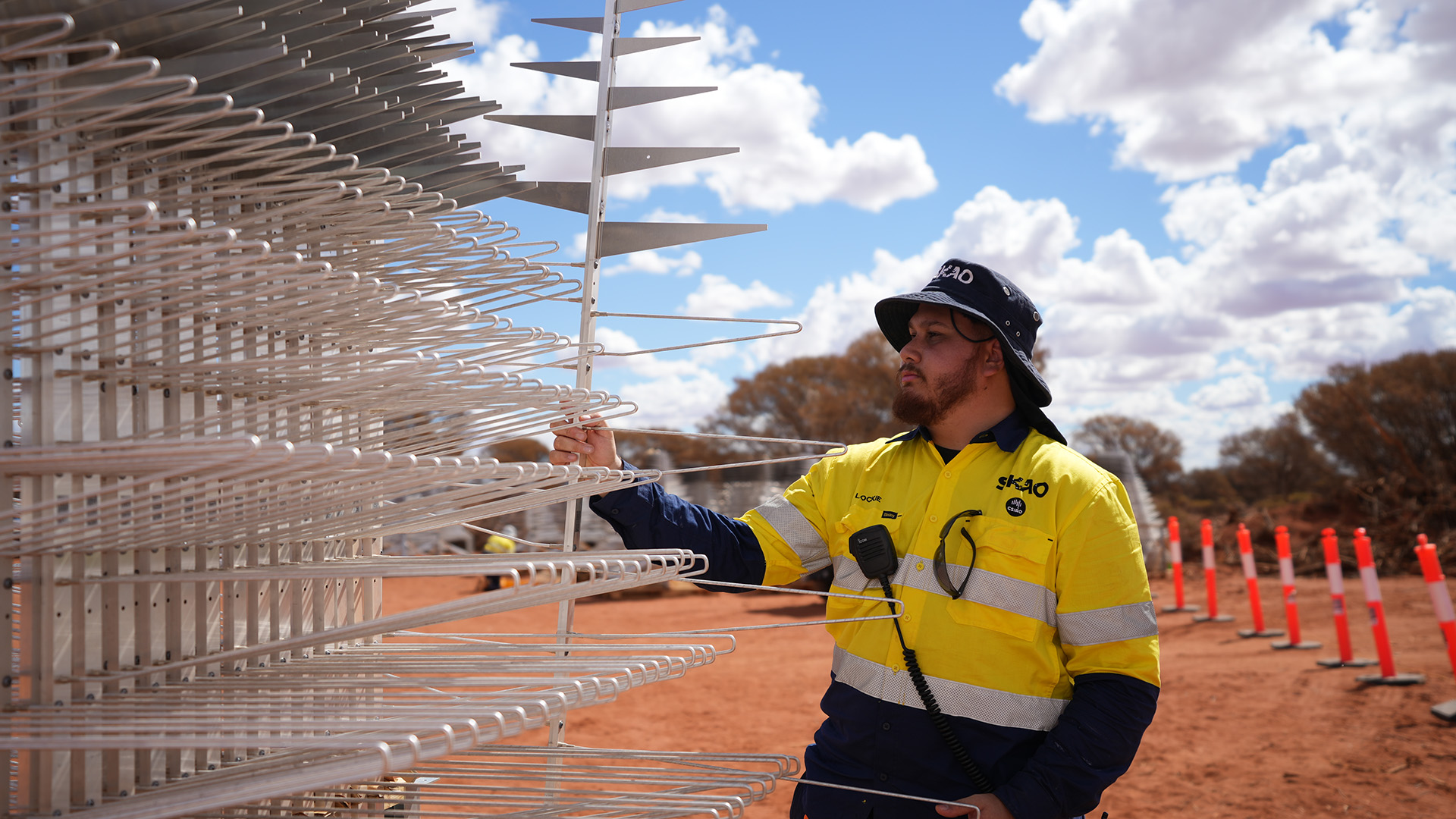 SKAO  i Australien – Fälttekniker Lockie Ronan med SKA-Low-antenner under installationen av antennerna på plats vid Inyarrimanha Ilgari Bundara, CSIRO Murchison Radio-astronomy Observatory, på Wajarri Country i västra Australien. (Bild: SKAO)